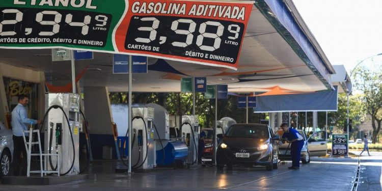 Preço do litro da gasolina volta a cair para menos de R$ 4 no DF