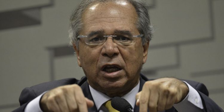 ‘É duro para Bolsonaro fazer ajustes para policiais’, diz Guedes sobre declaração do presidente