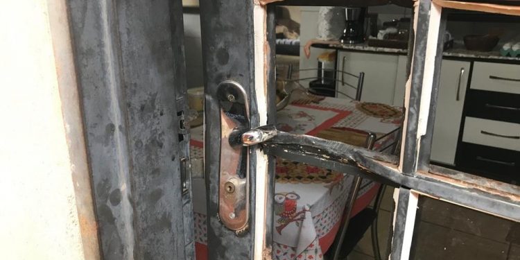 Justiça manda GDF indenizar PM que teve casa arrombada por engano em operação policial