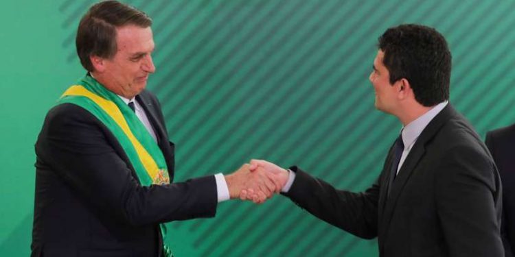 Bolsonaro defende Moro e diz não temer validação de conversas vazadas