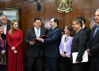 Texto da reforma da Previdência já está nas mãos de Davi Alcolumbre