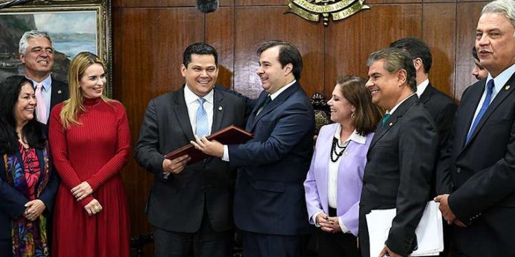 Texto da reforma da Previdência já está nas mãos de Davi Alcolumbre