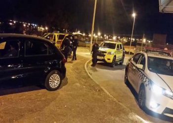 Roubo de carro gera perseguição policial e troca de tiros com bandidos