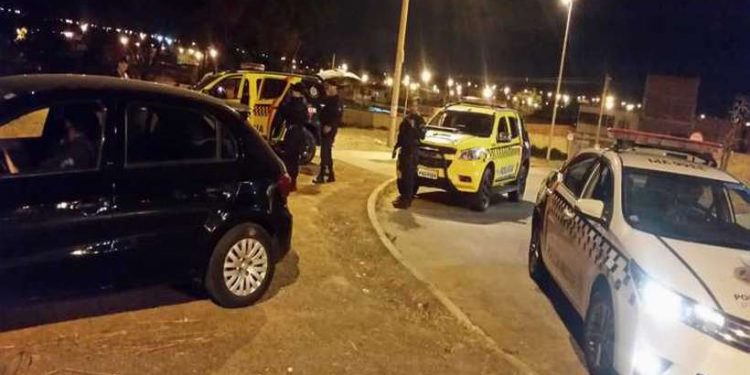 Roubo de carro gera perseguição policial e troca de tiros com bandidos