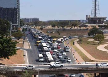Protesto no Eixo Monumental congestiona trânsito no Distrito Federal
