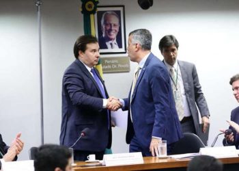Maia volta a defender novas regras para estabilidade de servidores públicos