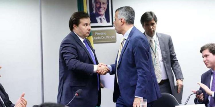 Maia volta a defender novas regras para estabilidade de servidores públicos