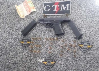 Homem é preso com arma dentro de hotel e notas falsas de dinheiro