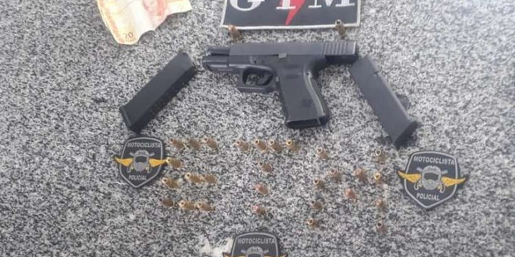 Homem é preso com arma dentro de hotel e notas falsas de dinheiro