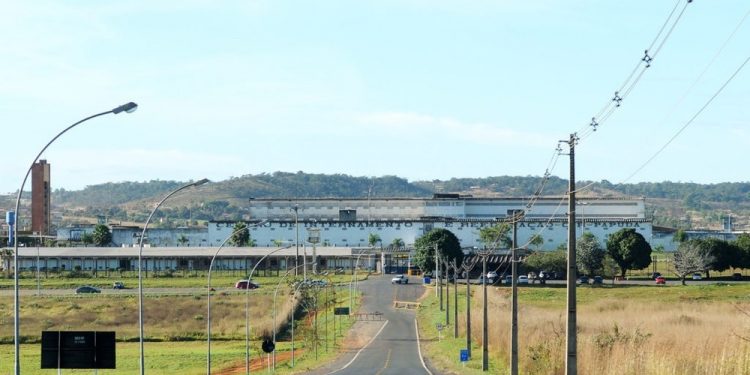 Justiça do DF erra endereço e entrega mandado de prisão de mulher em presídio masculino