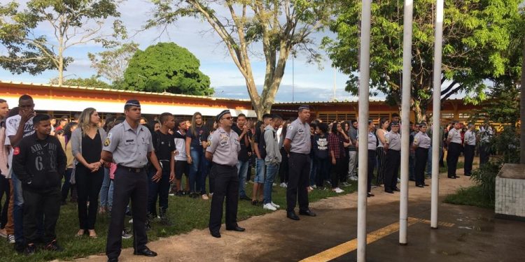 Mais 5 escolas do DF votam se querem aderir à gestão compartilhada com PM