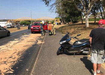BR-020 é parcialmente interditada após tanque com óleo cair de caminhão