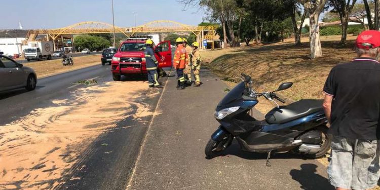 BR-020 é parcialmente interditada após tanque com óleo cair de caminhão