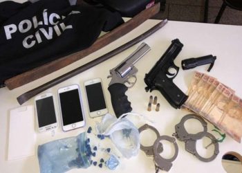 Grupo que realizava roubos usando roupas com a insígnia da polícia é preso