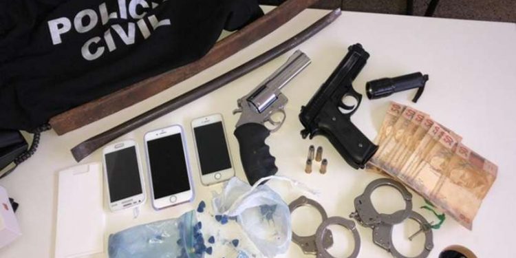 Grupo que realizava roubos usando roupas com a insígnia da polícia é preso