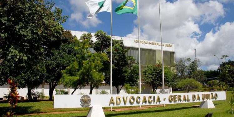 AGU mantém multa a plano de saúde que não reembolsou cliente