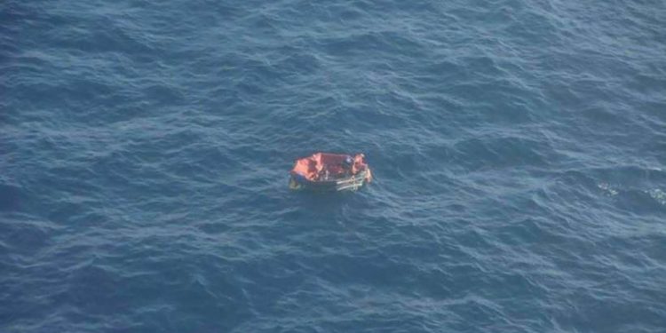 Seguem buscas por 10 marinheiros desaparecidos em naufrágio no Atlântico