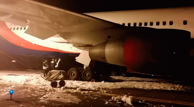 Aterrissagem de emergência de Boeing deixa 56 feridos na Sibéria