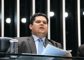 Alcolumbre vota para derrubar vetos de Bolsonaro sobre bagagem grátis