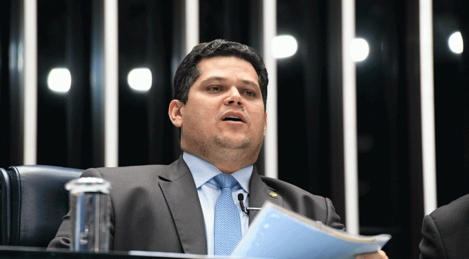 Alcolumbre vota para derrubar vetos de Bolsonaro sobre bagagem grátis