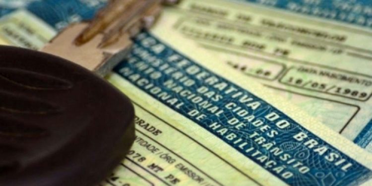 Alunos da rede pública do DF poderão fazer aulas teóricas de graça para tirar carteira de motorista