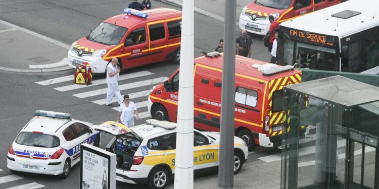 Ataque a faca deixa feridos na França
