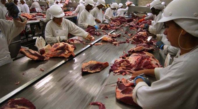 Produção industrial recua 0,3% em julho, 3° mês seguido de queda, diz IBGE