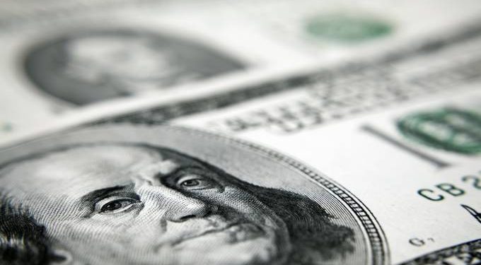 Dólar vai a máximas em um mês com noticiário sobre Trump