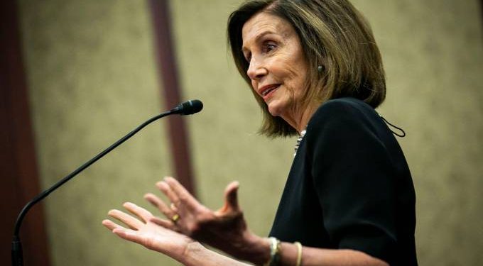 Transcrição de conversa mina integridade do cargo de Trump, diz Pelosi