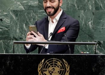 Presidente do El Salvador quebra protocolo e faz selfie na ONU