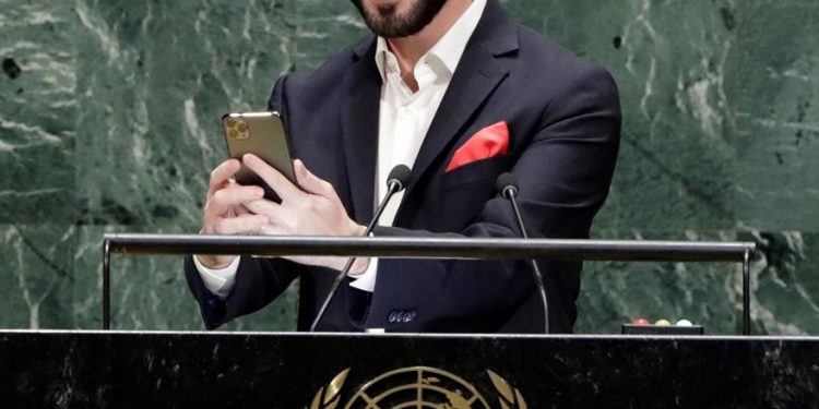 Presidente do El Salvador quebra protocolo e faz selfie na ONU