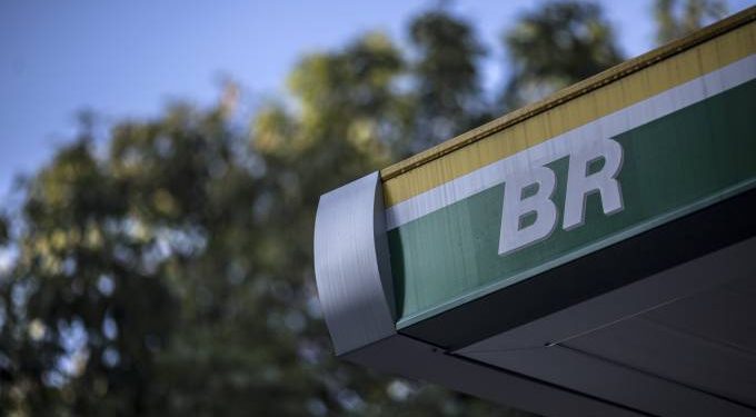Petrobras eleva gasolina em 2,5% nas refinarias