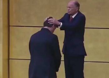 Bolsonaro recebe unção de Edir Macedo: “presidente vai arrebentar”