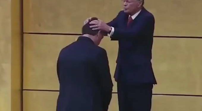 Bolsonaro recebe unção de Edir Macedo: “presidente vai arrebentar”