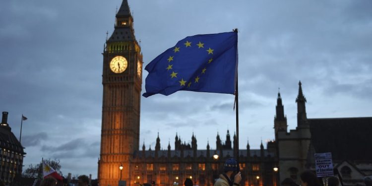 Na data-limite do Brexit, Corbyn culpa Johnson e promete resolver divórcio em 6 meses