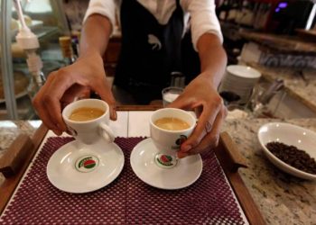 Demanda melhora e expansão de serviços do Brasil ganha força em setembro