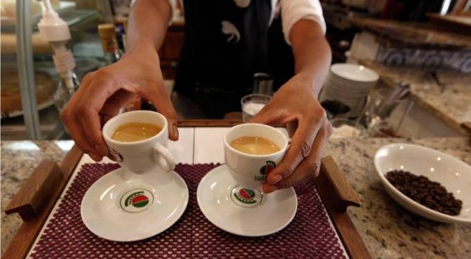 Demanda melhora e expansão de serviços do Brasil ganha força em setembro