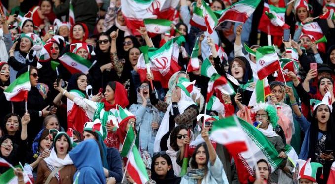 Iranianas assistem a jogo de futebol no país pela primeira vez em 40 anos
