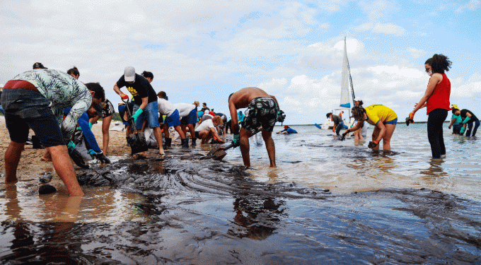 Salles insinua ligação do Greenpeace com óleo em praias do Nordeste