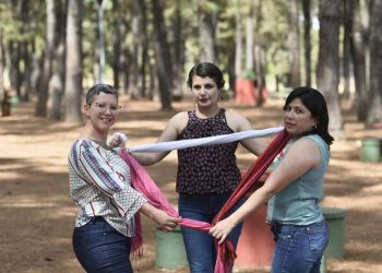 Mulheres que venceram o câncer de mama contam a experiência em livro