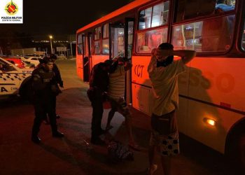PM faz operação de combate a roubo em ônibus e prende suspeito de tráfico