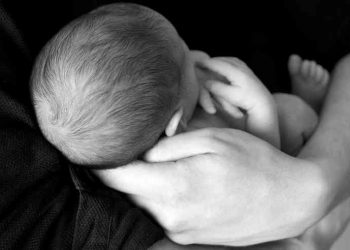 Mãe que abandonou recém-nascido em lixeira é condenada a 10 anos de prisão