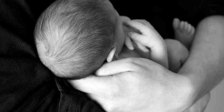 Mãe que abandonou recém-nascido em lixeira é condenada a 10 anos de prisão