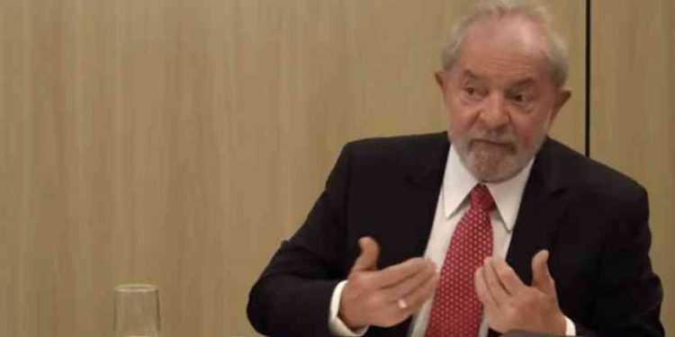 ”Quero me casar quando sair daqui”, diz Lula em entrevista à tv francesa