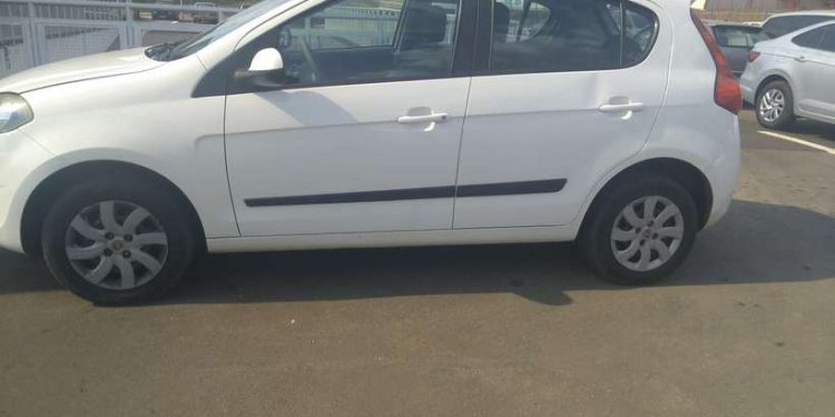 Homem é detido dirigindo carro roubado embriagado, sem CNH e com drogas