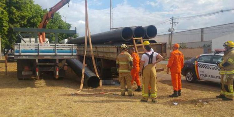 Caminhoneiro morre após ser atingido por duto em obra da Caesb