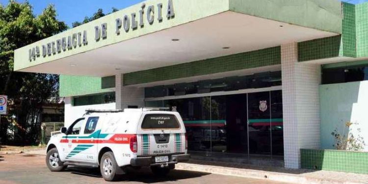 Menina desaparecida no Gama é entregue à família adotiva na delegacia