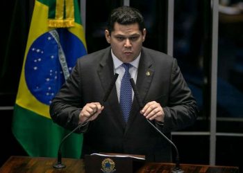 Presidente do Congresso, Alcolumbre repudia fala de Eduardo Bolsonaro