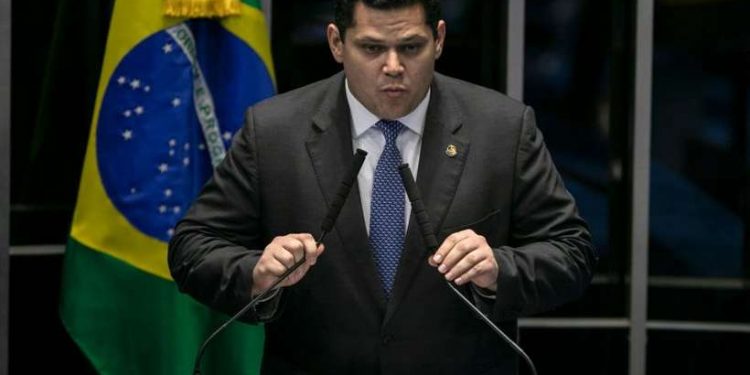 Presidente do Congresso, Alcolumbre repudia fala de Eduardo Bolsonaro