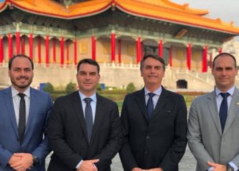 Flávio e Eduardo Bolsonaro podem nomear até 113 assessores